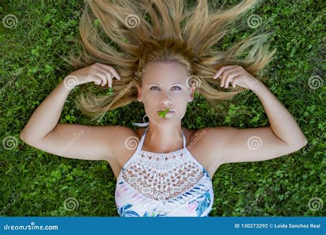 Menina Que Encontra Se Na Grama Foto De Stock Imagem De Campo