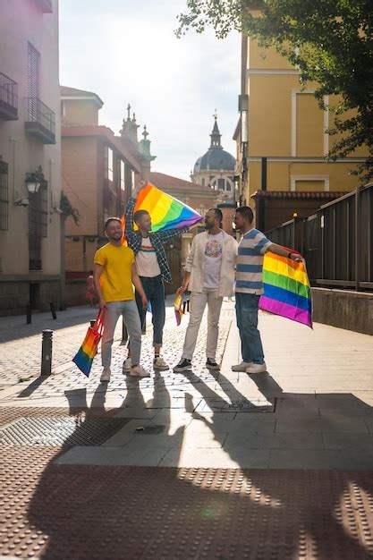 Amigos Homossexuais Na Festa Do Orgulho Gay Na Cidade Diversidade De