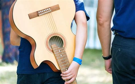 How To Hold A Guitar Proper Posture Hand Position More