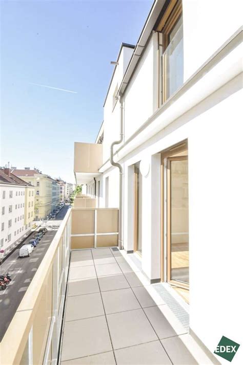 Erstbezug Lichtdurchflutete Zimmer Wohnung Mit Balkon M