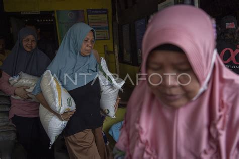 Penyaluran Bantuan Pangan Beras ANTARA Foto