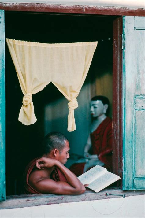 Steve Mccurry Gorgeous Photographs Of People Reading Around The World