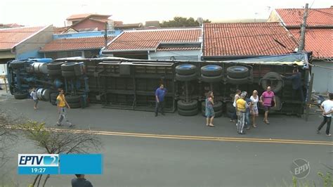 Caminh O Tomba Ap S Bater Em Poste E Mulher Fica Ferida Ao Ser Prensada