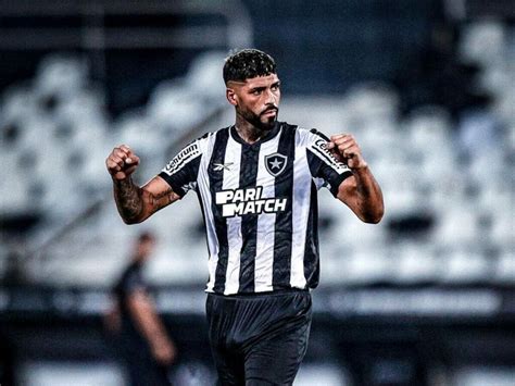 Volume Ntimo De Alexander Barboza Jogador Do Botafogo Vira Assunto