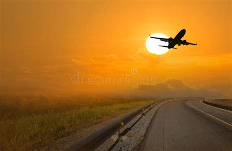 Silueta De Un Aeroplano En La Puesta Del Sol Foto De Archivo Imagen