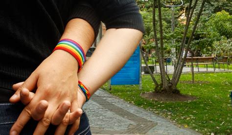 Pareja Gay Denuncia Agresi N Por Besarse En Un Parque Eje