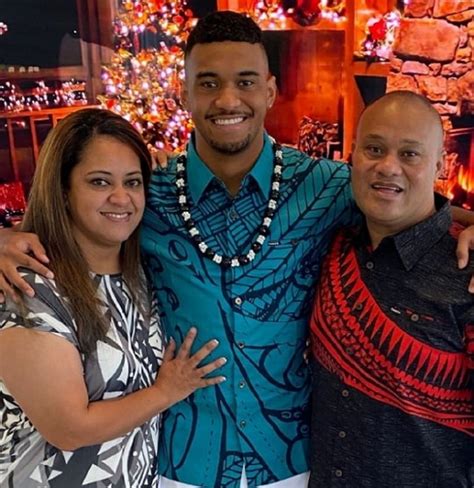 Tua Tagovailoa Age, Net Worth, Girlfriend, Family, Brother and ...