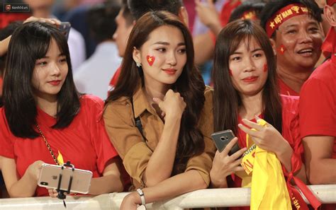 Tuyển Việt Nam thắng trận hot girl Ngọc Nữ vẫy tay chào bạn trai tin đồn Văn Đức từ khán đài