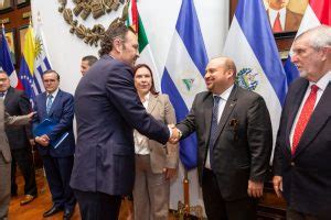 Se Re Ne Mauricio Kuri Con Embajadores Del Grupo Latinoamericano Y Del