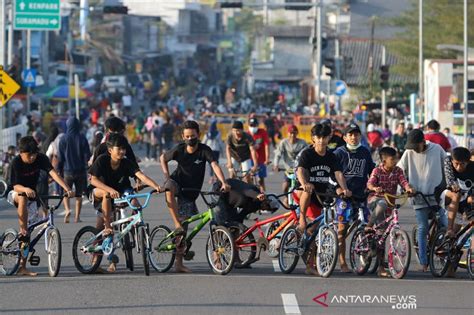 Berolahraga Di Kawasan Jembatan Suroboyo ANTARA News