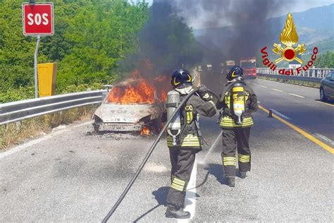 Auto Prende Fuoco Sull Autostrada A Paura Per Due Persone