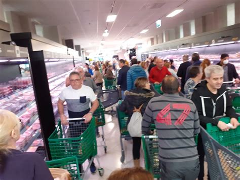 Fotos Caos Y Largas Colas En Los Supermercados Valencianos Las