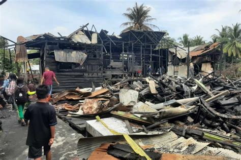 Kebakaran Hebat Hanguskan 11 Rumah Di Banjarmasin