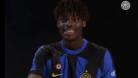 Inter oggi è il compleanno di Bisseck gli auguri del club FOTO