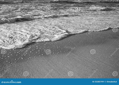 Sable De Plage La Mousse De Surf Oc An Atlantique Photo En Noir Et