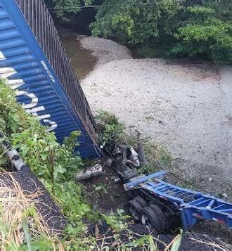 Accidente Patana Y Jeepeta Se Deslizan Por Barranco En Autopista Duarte