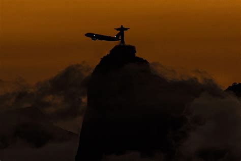 Apagan El Cristo Redentor De Río De Janeiro En Solidaridad A Vinícius