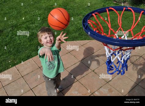 Jungen Basketball Spielen Stockfoto Bild 30453123 Alamy