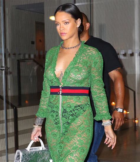 Rihanna Convierte Un Vestido De Encaje De Gucci En Un Sexy Naked Dress