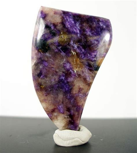 Камень чароит - свойства, значение и влияние на разные знаки Зодиака (фото)