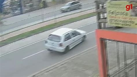 Vídeo Câmera flagra momento em que carro atropela pedestre na zona