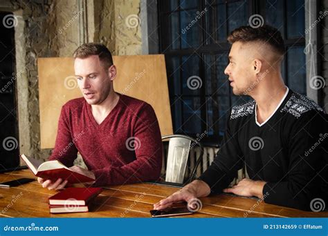 Joven Pareja Gay Feliz Casarse En La Iglesia Imagen De Archivo