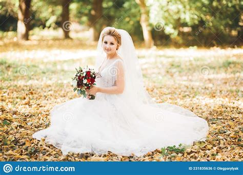 Novia Sosteniendo Un Gran Y Hermoso Ramo De Bodas Con Flores Foto De