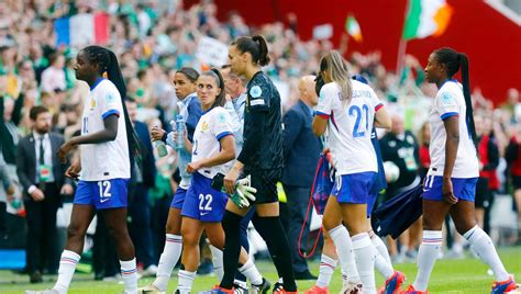 Football L Quipe De France F Minine D Gringole La E Place Au