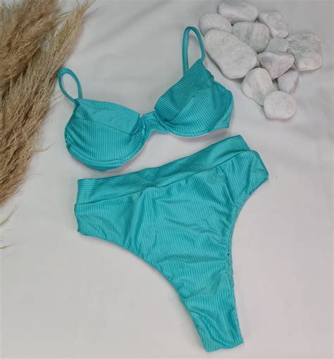 Conjunto Meia Taça Hot Pants Azul Piscina Canelado CARIOKAS MODA PRAIA
