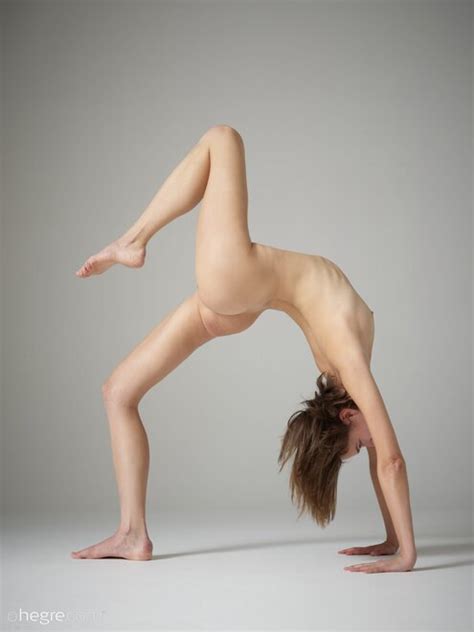 Amateur Girl hannah posing nude pxポルノ写真