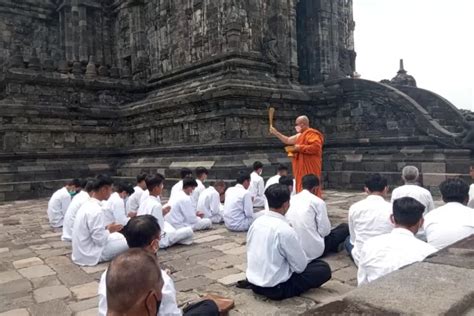 Hari Raya Waisak Mengenal Puja Bakti Dan Hal Yang Diberikan