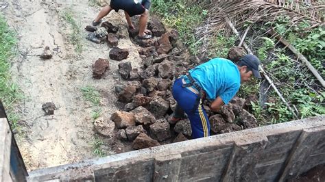 Per Baikan Jalan Di Kebun Sawit Yang Rusak Parah Dengan Batu Kriting