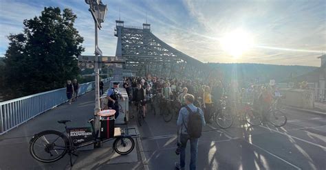 Dresden Verkehrschaos Wegen Fahrraddemo Auf Dem Blauen Wunder