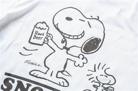 大好物のルートビアでスヌーピーとカンパ〜イ♪ Buddy別注デザインの“cheers”tシャツ｜ニフティニュース