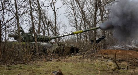 Ukraińscy żołnierze bronią swoich pozycji w rejonie Bachmutu Szturmy