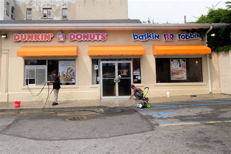 Dunkin’ Donuts worker is accused of refusing to serve NYPD cops