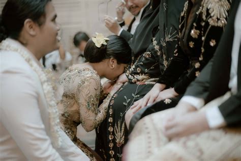 Inspirasi Lukisan The Kiss Karya Gustav Klimt Dalam Pernikahan Mutia