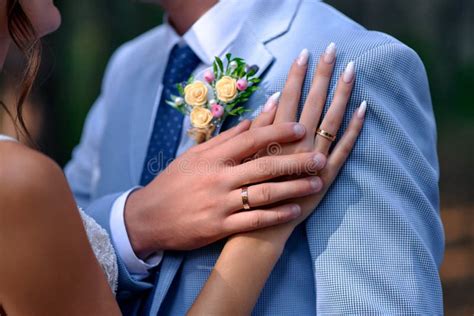 Anillos De Boda En Las Manos Imagen De Archivo Imagen De Hombres