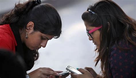 50 Percent Of Indian Teenagers Prone To High Use Of Mobile Phones Science News Zee News