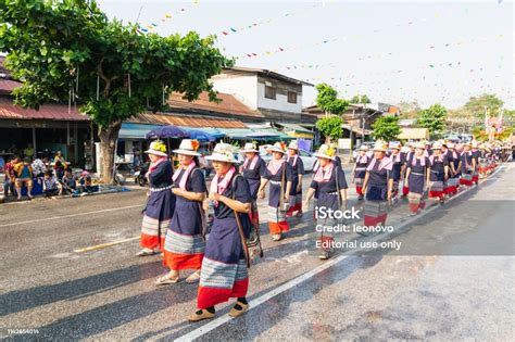 태국 수코타이 거리에서 새 해 송 크 란 물 축제를 축 하 하는 태국 사람 4월에 대한 스톡 사진 및 기타 이미지 4월