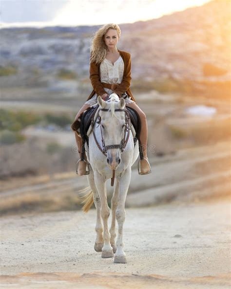 Belle Blonde Fille Cheval Blanc Dans Le D Sert De Montagne De Cappadoce Aux Rayons Du Soleil
