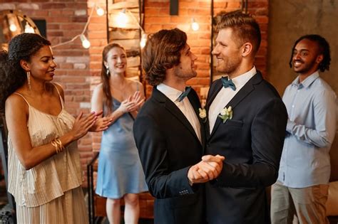 Cintura Para Arriba Retrato De Una Joven Pareja Gay Bailando Juntos Durante La Ceremonia De La