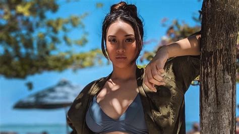 FOTO Anya Geraldine Pose Seksi Pakai Bikini Di Pantai Bali Foto Liputan6