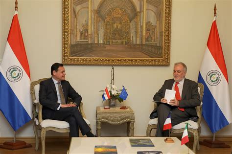 El canciller paraguayo repasa la agenda bilateral con los embajadores