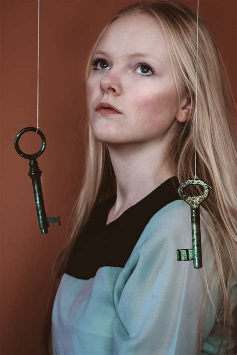 Wallpaper Blonde Girl Keys 1920x1200 Picture Image