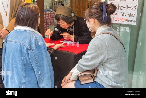 Nagasaki Japon 26 Mars 2017 Une Femme Japonaise Mature Est En Train De Lire Les Lignes De