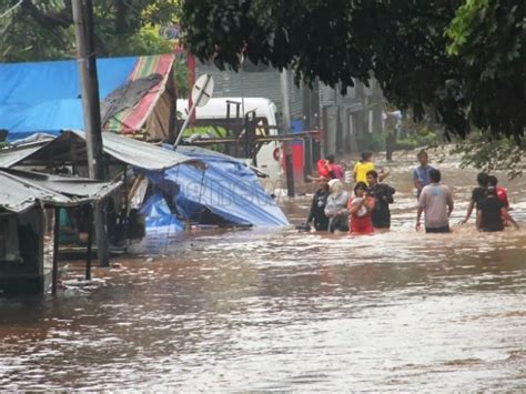 Foto Foto Kondisi Terkini Banjir Yang Rendam Dan Lumpuhkan Jakarta