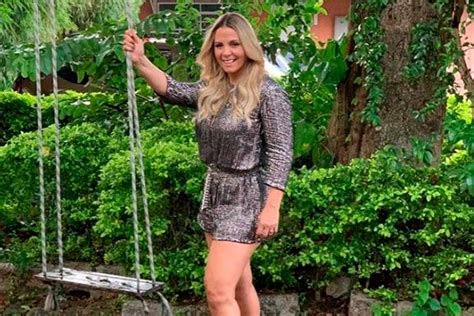 Aos 41 anos Carla Perez esbanja corpão de biquíni em dia doce SBT