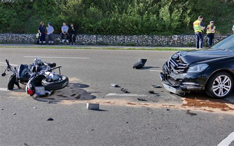 Pkw Fahrer Bersieht Biker Schwerer Unfall Bei Bad Gr Nenbach