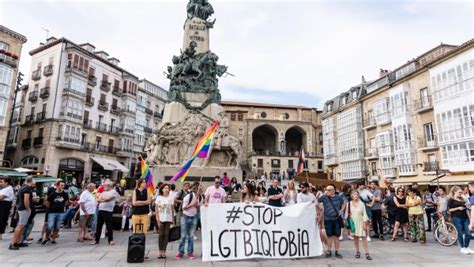 Unos padres pakistaníes pierden la custodia de su hijo por pegarle por ser gay CromosomaX